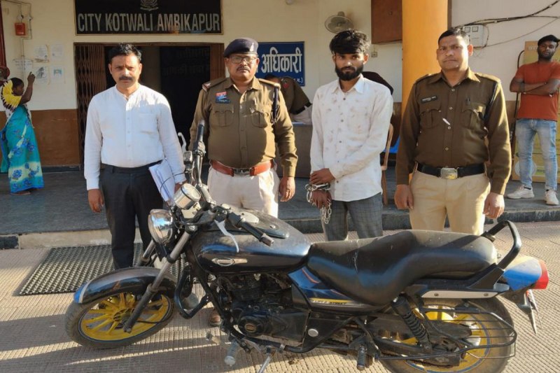 Thieves arrested: साढ़े 3 लाख की चोरी का खुलासा: नाबालिग के साथ मिलकर मकान से नकद व ज्वेलरी की थी पार