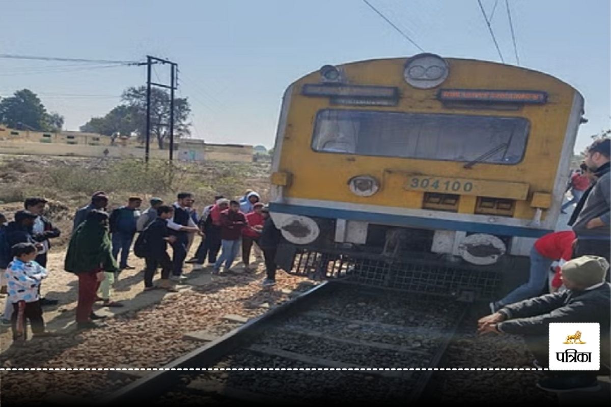 Train : सहारनपुर-दिल्ली के बीच पैसेंजर ट्रेन की ब्रेक जाम हुई, धुआं देखकर डर गए
यात्री