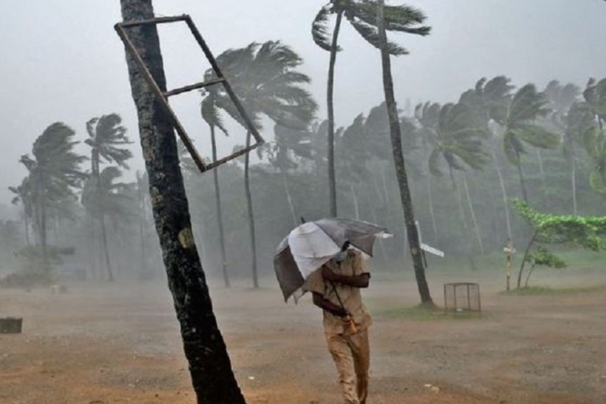 Heavy Rain Alert: तूफान के साथ भारी बारिश का Alert, IMD ने जारी की ओलावृष्टि की
चेतावनी