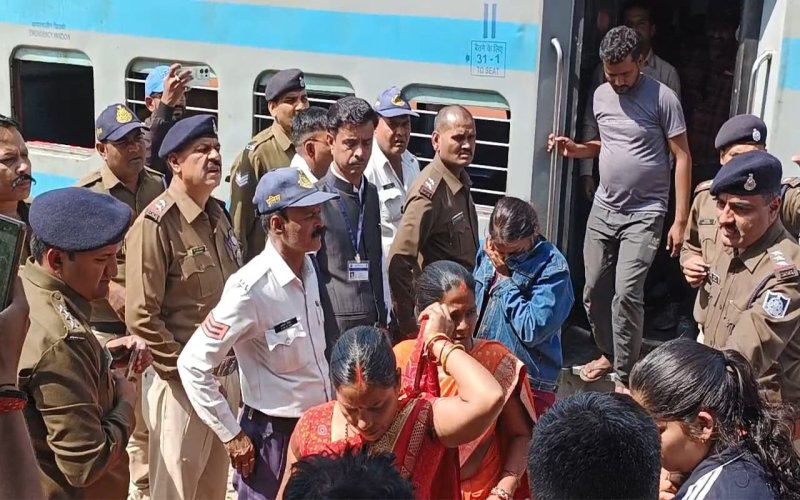 Railway officers not capable of taking decisions, kept waiting for the bomb disposal squad for two hours after getting information about the bomb