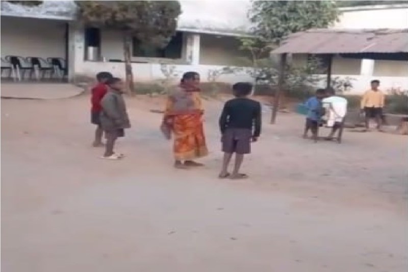 टीचर ने तीन बच्चों को डंडे से पीटा, फिर.. 200 बार करवाई उठक-बैठक, अधीक्षक बना रहे थे वीडियो