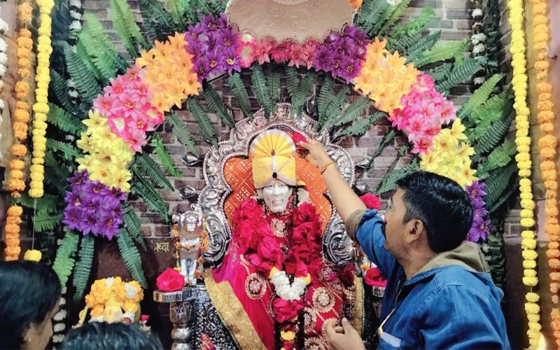 Abhishek, Maha Aarti and Bhajan evening of Saibaba took place on the foundation day.