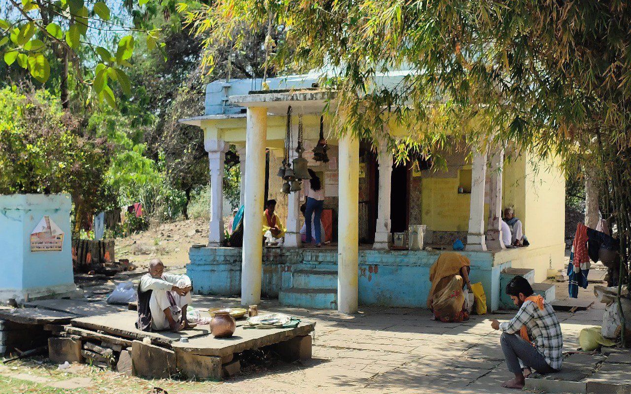 सिंधिया राज घराने ने सैकड़ों वर्ष पूर्व बेतवा नदी के किनारे पर बनवाए शिव मंदिर