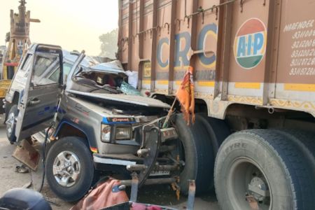 महाकुंभ जा रही कार का भीषण एक्सीडेंट, 6 की मौत