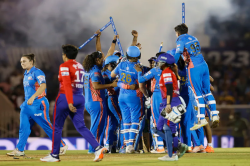 MI vs DC, Final: लगातार तीसरा फाइनल हारा दिल्ली कैपिटल्स, मुंबई इंडियन ने 8 रन
से मैच जीत अपने नाम किया WPL 2025 का ख़िताब  - image