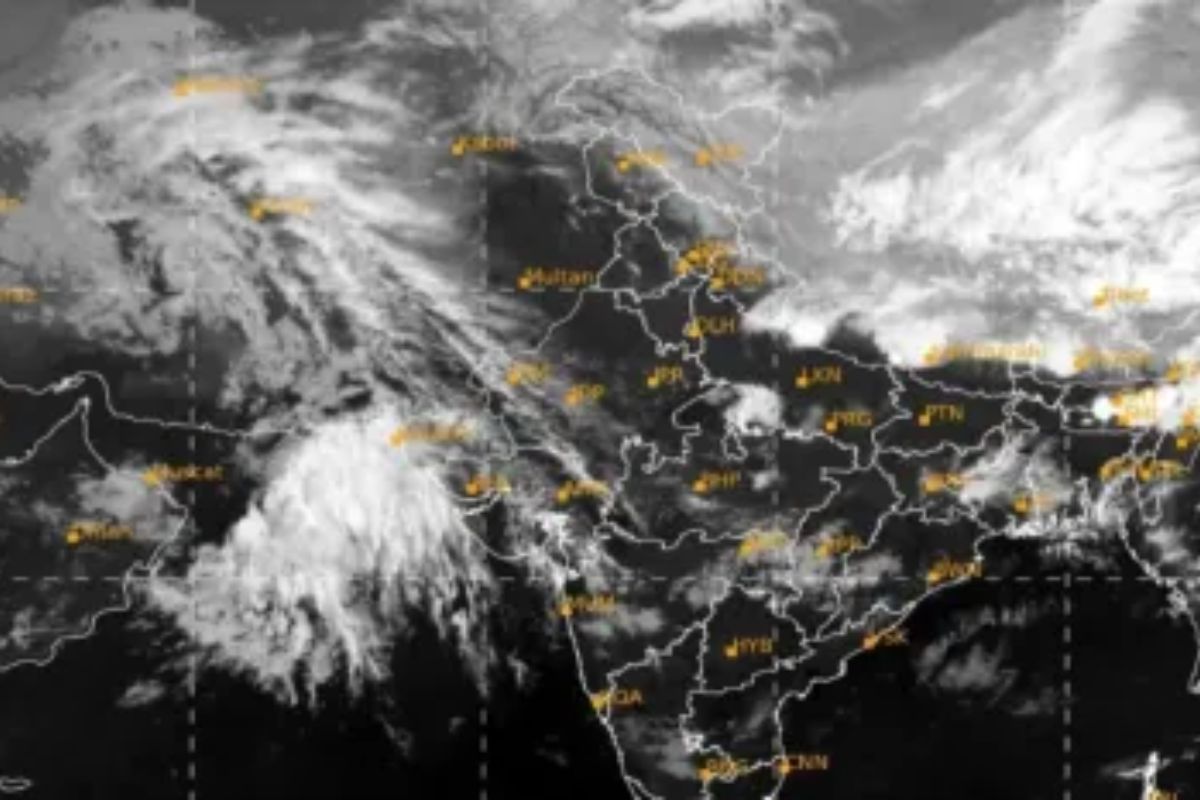 IMD की लेटेस्ट भविष्यवाणी, अगले 24 घंटे में दिखेगा एक्टिव विक्षोभ का असर, जानें
आगे कैसा रहेगा मौसम?