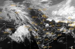 IMD की लेटेस्ट भविष्यवाणी, अगले 24 घंटे में दिखेगा एक्टिव विक्षोभ का असर, जानें
आगे कैसा रहेगा मौसम? - image