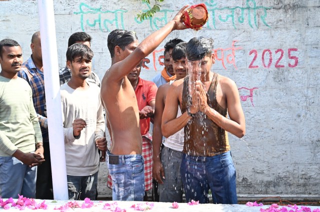 Raipur News: जेल में कैदियों ने गंगाजल से किया स्नान, आत्मशुद्धि और आध्यात्मिक उत्थान की अनूठी पहल, देखें तस्वीरें