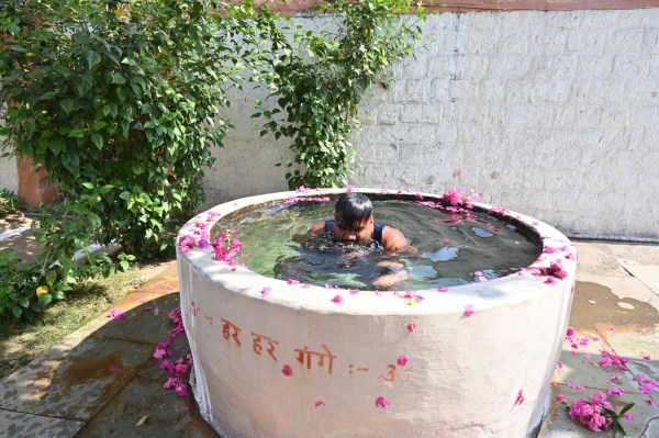 Raipur News: जेल में कैदियों ने गंगाजल से किया स्नान, आत्मशुद्धि और आध्यात्मिक उत्थान की अनूठी पहल, देखें तस्वीरें 
