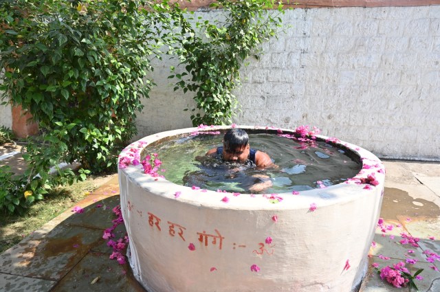 Raipur News: जेल में कैदियों ने गंगाजल से किया स्नान, आत्मशुद्धि और आध्यात्मिक उत्थान की अनूठी पहल, देखें तस्वीरें