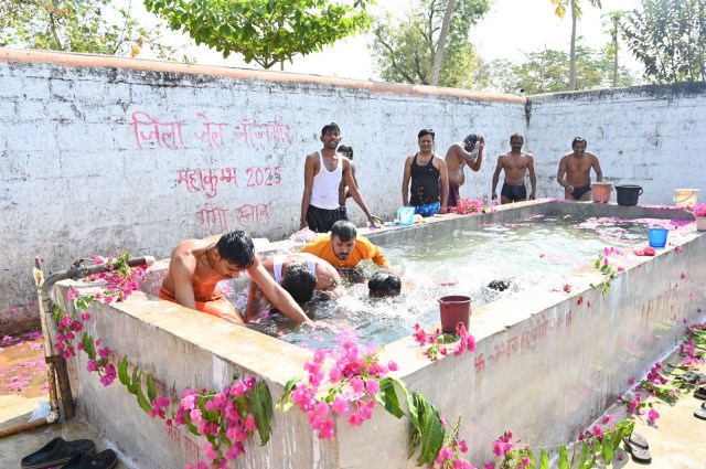 Raipur News: जेल में कैदियों ने गंगाजल से किया स्नान, आत्मशुद्धि और आध्यात्मिक उत्थान की अनूठी पहल, देखें तस्वीरें