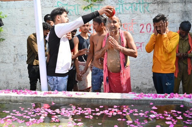 Raipur News: जेल में कैदियों ने गंगाजल से किया स्नान, आत्मशुद्धि और आध्यात्मिक उत्थान की अनूठी पहल, देखें तस्वीरें
