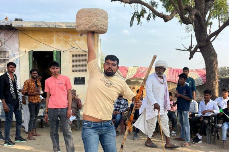 Wrestler lifts 65 kg cord