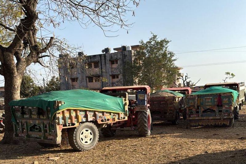 Action against illegal gravel: 2 trailers, 2 dumpers and 10 tractor trolleys, 150 tonnes of gravel seized