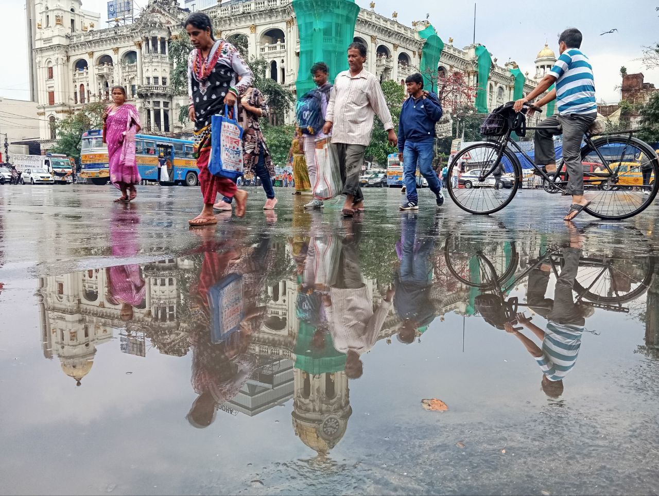 Wonderful sight in Kolkata: बारिश के जलभराव में मेट्रोपॉलिटन बिल्डिंग का मनमोहक
प्रतिबिंब