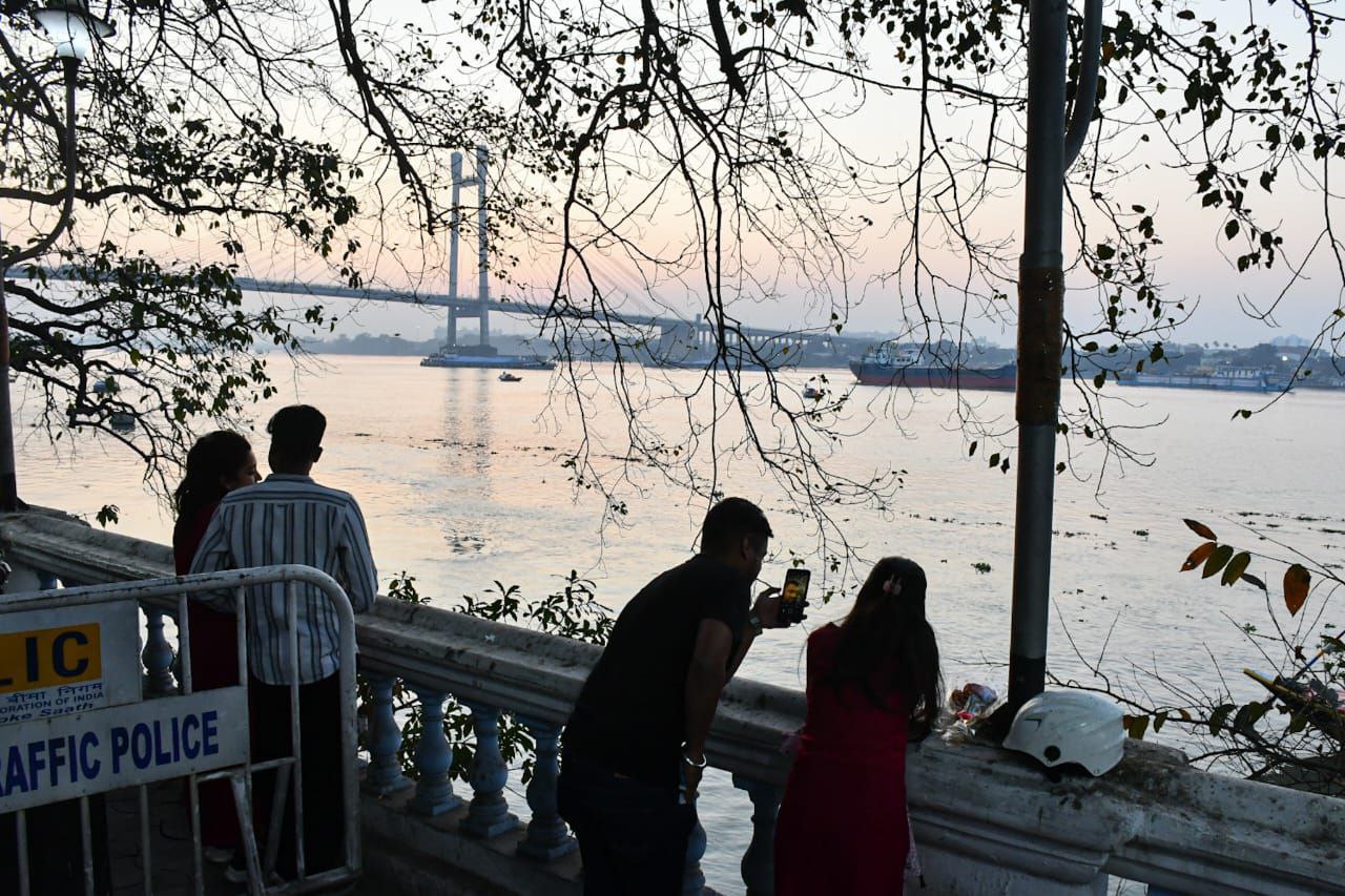 कोलकाता: valentines-day का खुमार युवाओं के सिर चढ़ कर बोला, देखें photos