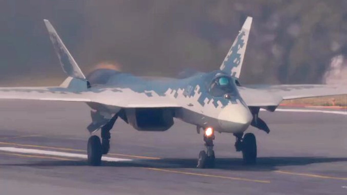 VIDEO Aero India में सबके आकर्षण का केंद्र बना हुआ है पांचवी पीढ़ी का रूसी
युद्धक SU-57