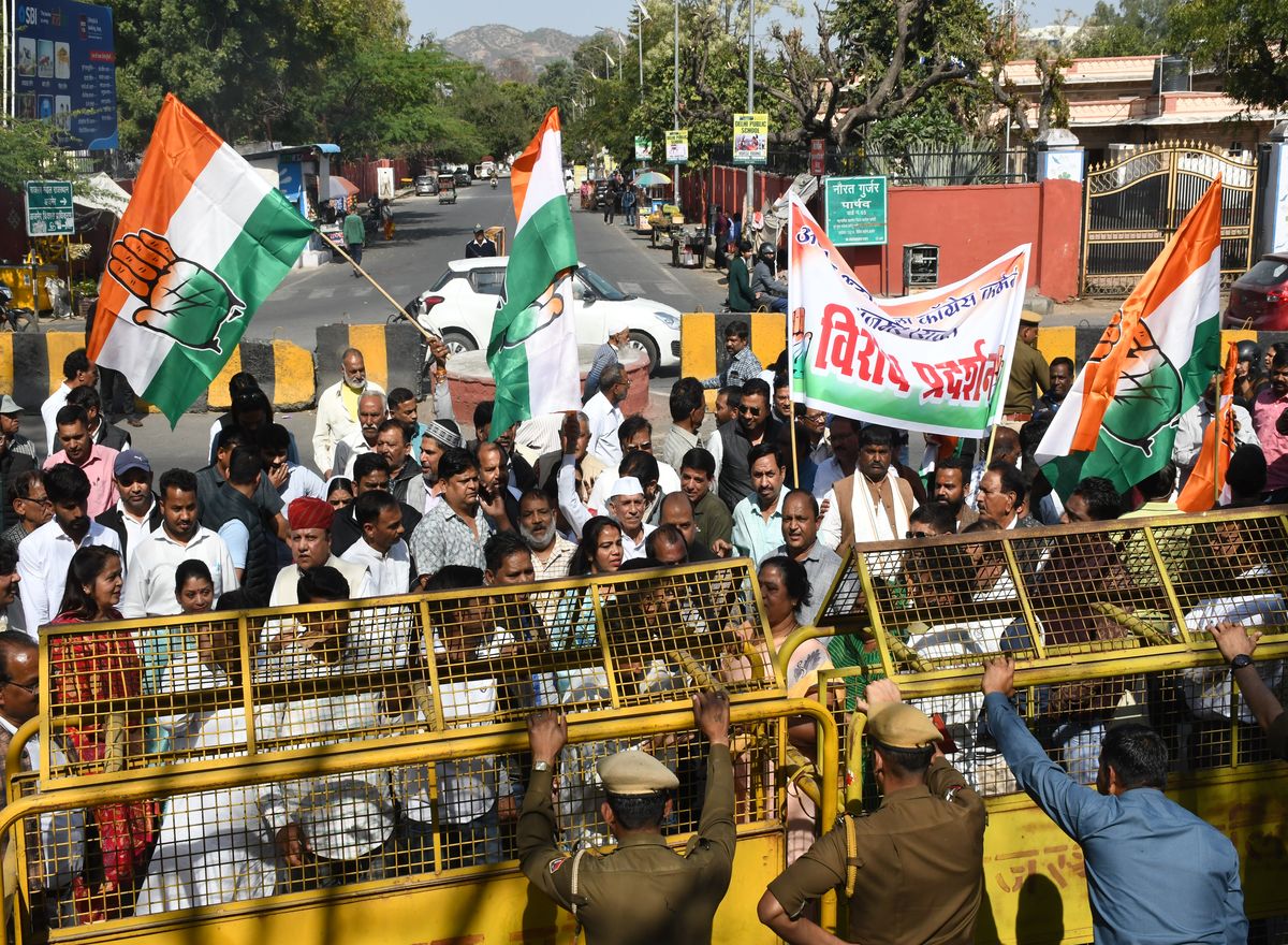 पूर्व पीएम इंदिरा गांधी पर टिप्पणी और विधायकों के निलंबन पर भड़के कांग्रेसी