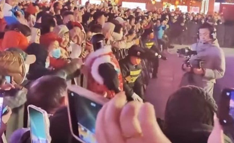 AI robot attacked crowd in China