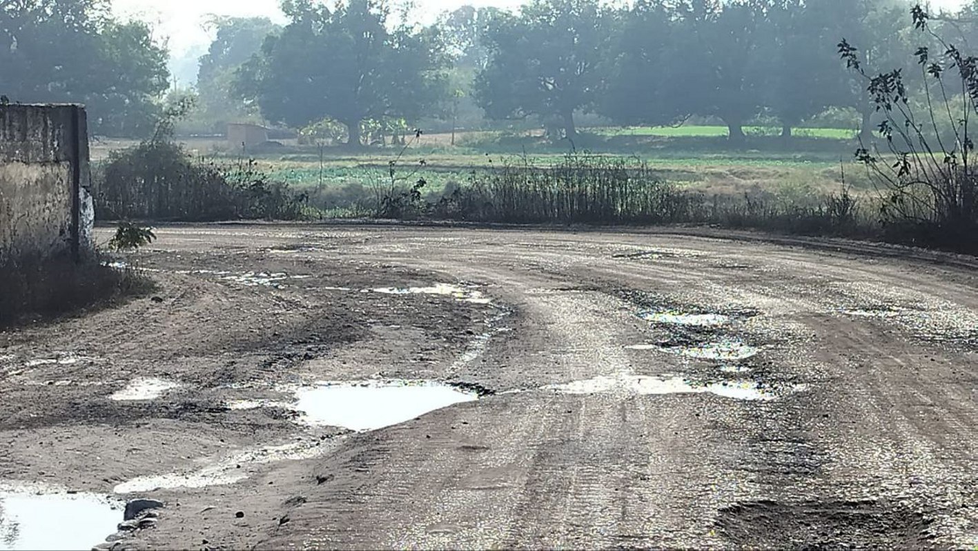 ओवरलोड कोयला परिवहन से जर्जर हुई सड़क, धूल डस्ट से परेशान हो रहे लोग