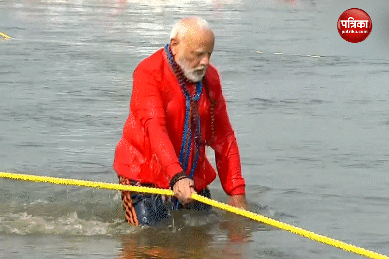 महाकुंभ में पीएम मोदी की आस्था की डुबकी