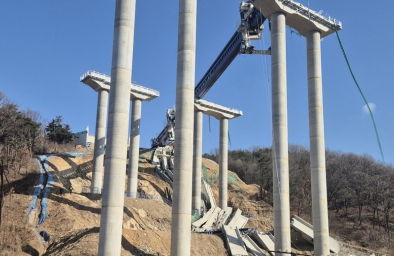 Bridge collapses in South Korea