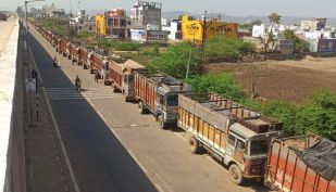 राजमार्ग की सम्पर्क सडक़ बनी पार्किंग, वाहन चालक हो रहे परेशान
