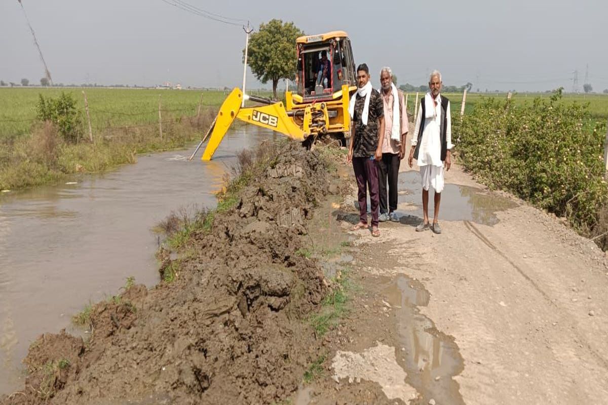 नहर में जेसीबी से कांजी व मिट्टी हटवाई