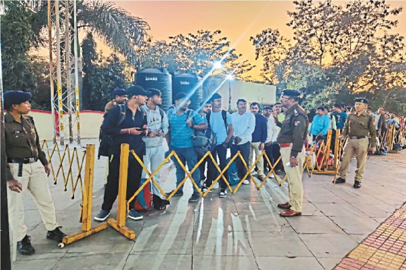 Mahakumbh 2025: दिल्ली में भगदड़ के बाद दुर्ग स्टेशन में लाइन लगवा कर चढ़ा रहे यात्री, बनाई गई कड़ी सुरक्षा..