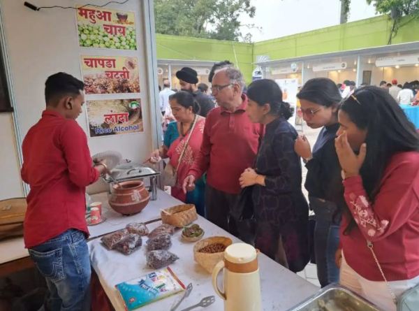 बस्तर के राजेश ने दिल्ली में मचाई धूम! चापड़ा चटनी और महुए कुकीज के दीवाने हुए लोग, देखें Photo..