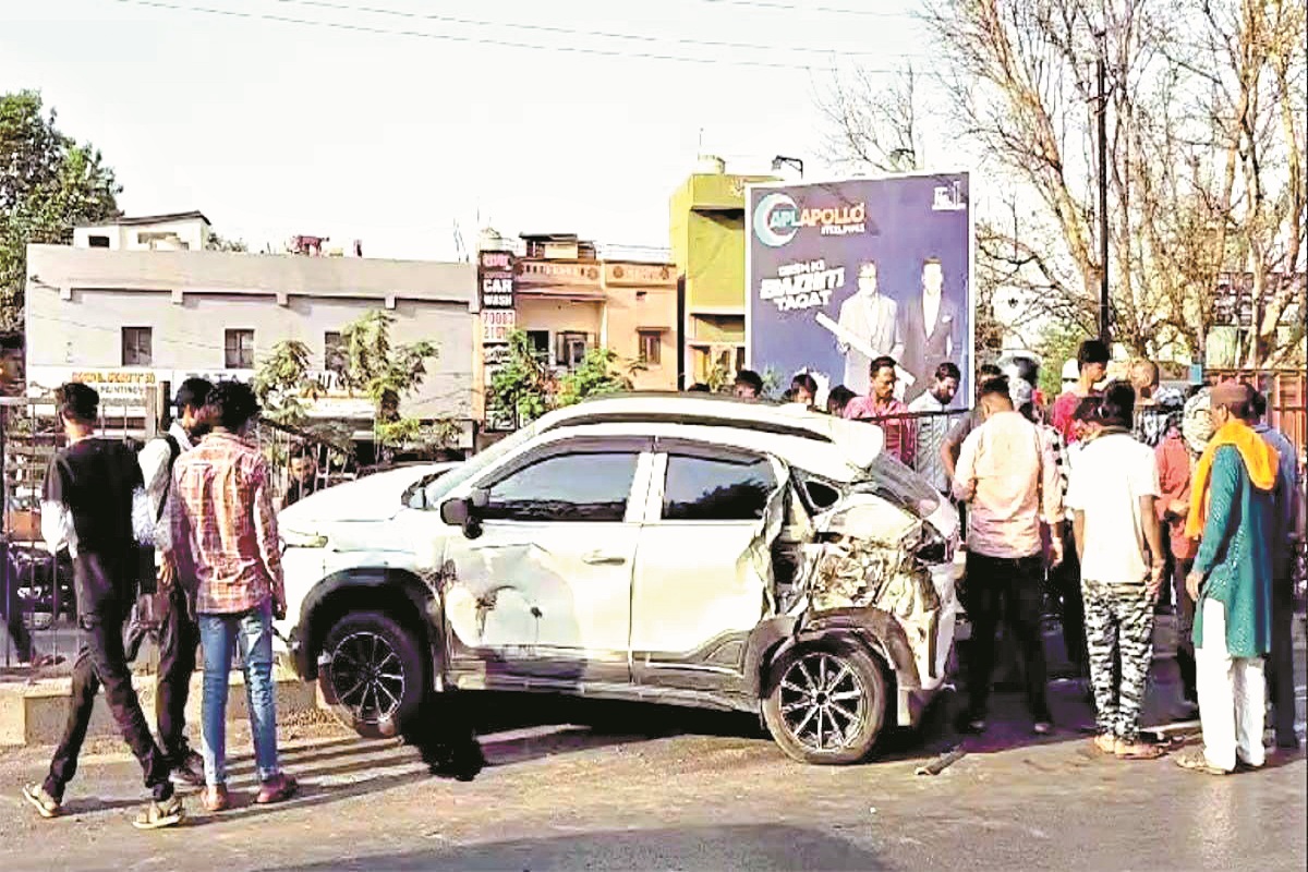 CG Road Accident: डिवाइडर पर चढ़ी कार, बाल-बाल बचे कार पर सवार लोग