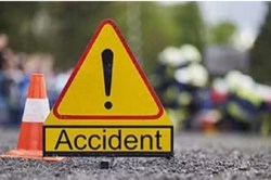 CG Accident News: कार की ठोकर से गिरे स्कूटर सवार, डंपर के निचे आने से हुई युवक
की मौत - image