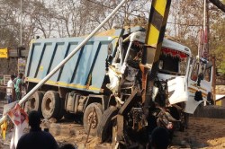 CG Accident: रेत से भरी डम्फर नें बिजली पोल को ठोका, केबिन में फसा ड्रायवर - image