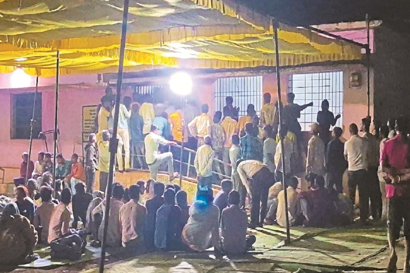 CG Election 2025: रात 3 बजे जारी हुआ चुनाव परिणाम, ग्रामीणों में दिखा आक्रोश