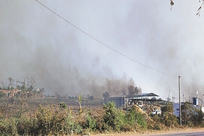 CG News: गुड़ उद्योगाें से हवा में घुल रहा जहर, नेशनल हाइवे किनारे काला धुआं फैल रहा