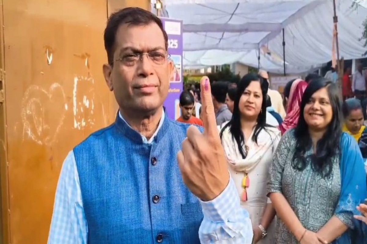 CG Election 2025: राज्य निर्वाचन आयुक्त अजय सिंह ने सपरिवार किया मतदान, देखें वीडियो
