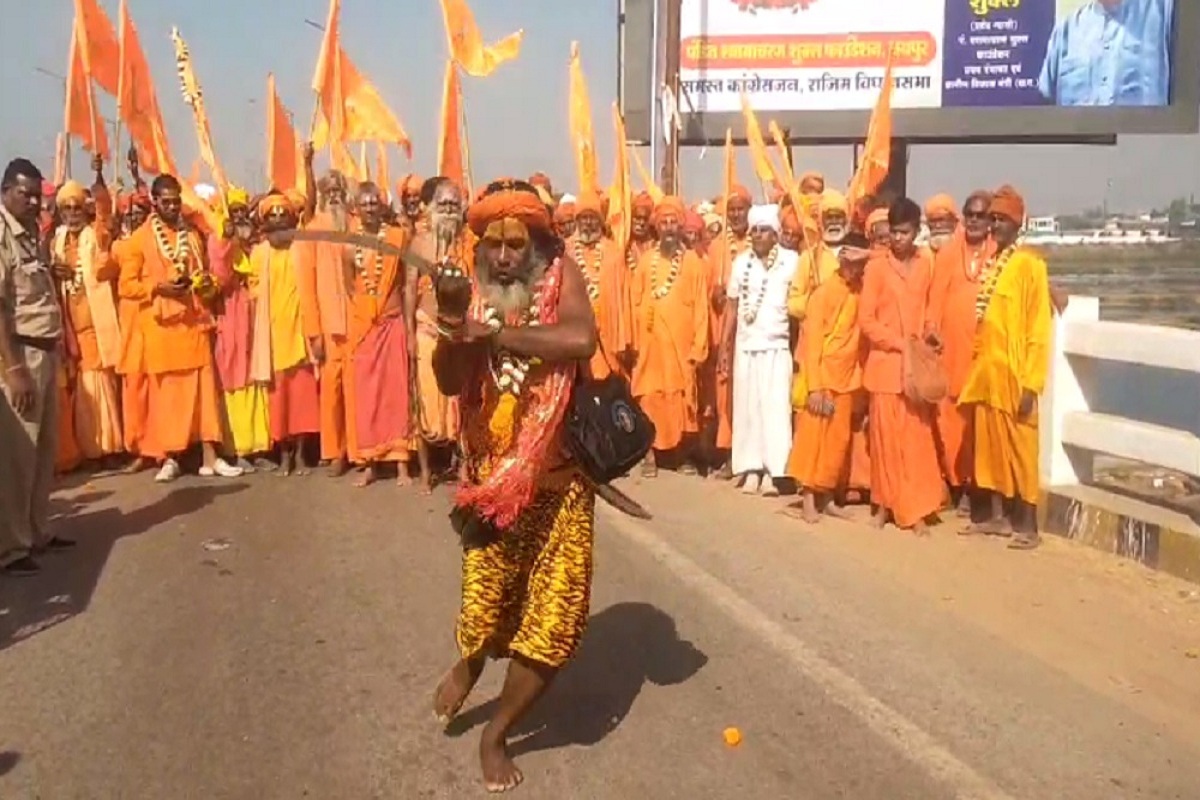 Rajim Kumbh 2025: राजिम में आज शाही स्नान के साथ कुंभ का समापन, संतों ने निकाली
शोभायात्रा, देखें वीडियो