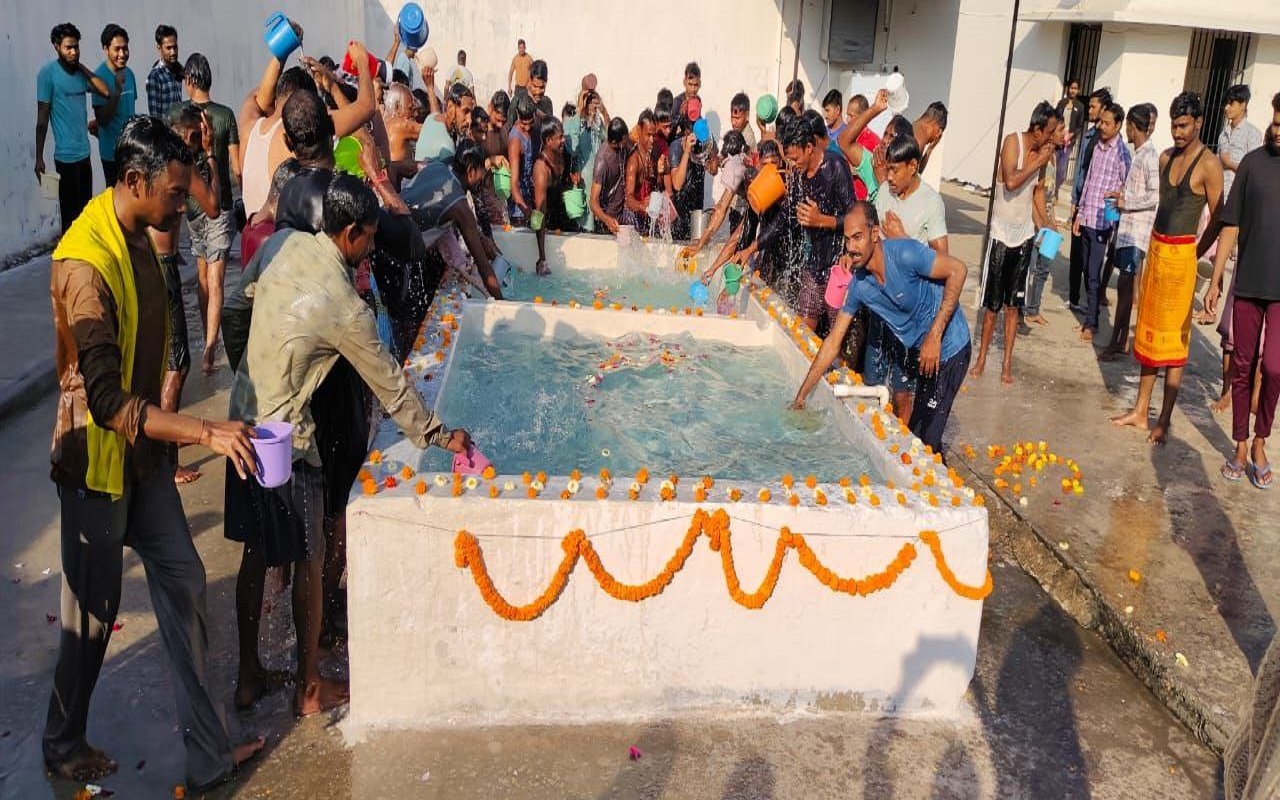 Raipur News: जेल में कैदियों ने गंगाजल से किया स्नान, आत्मशुद्धि और आध्यात्मिक उत्थान की अनूठी पहल, देखें तस्वीरें