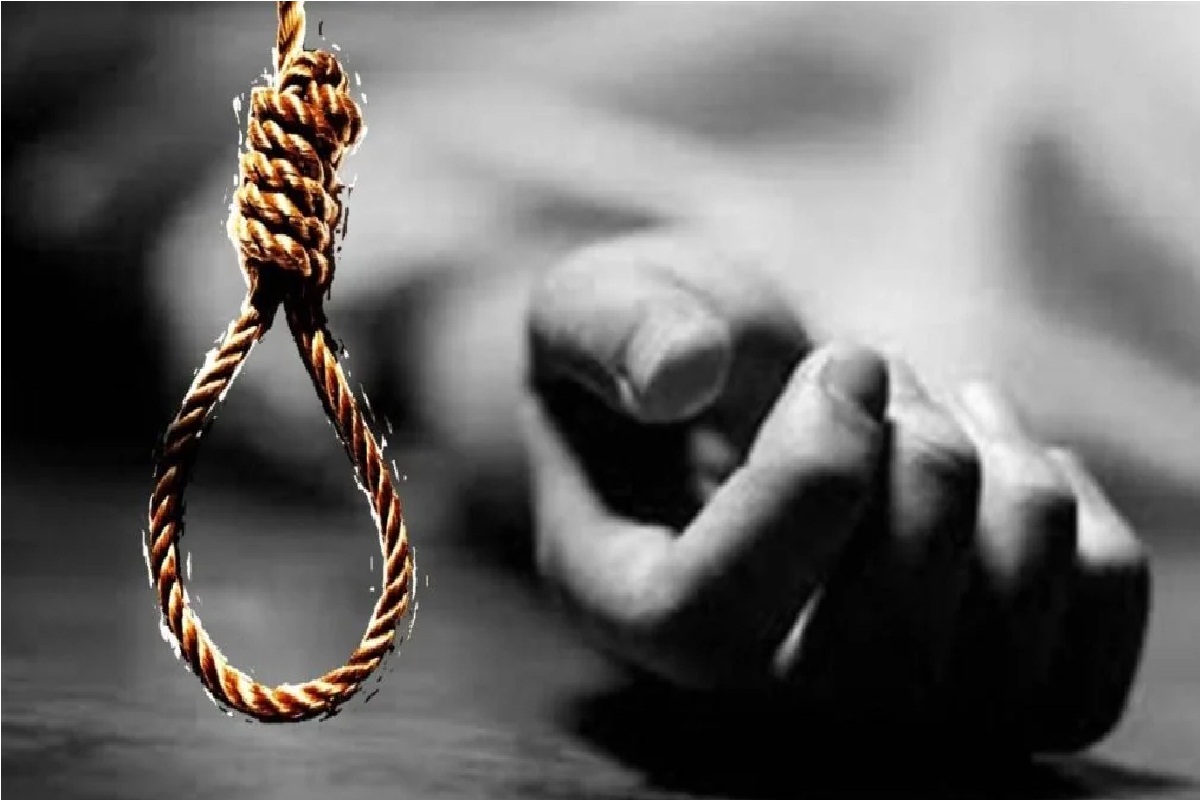 CG Suicide News: स्कूल के बाहर पेड़ में युवक ने लगाई फांसी, आखिर क्या थी वजह..
पुलिस जांच में जुटी