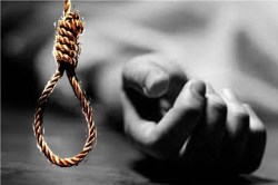 CG Suicide News: स्कूल के बाहर पेड़ में युवक ने लगाई फांसी, आखिर क्या थी वजह..
पुलिस जांच में जुटी - image