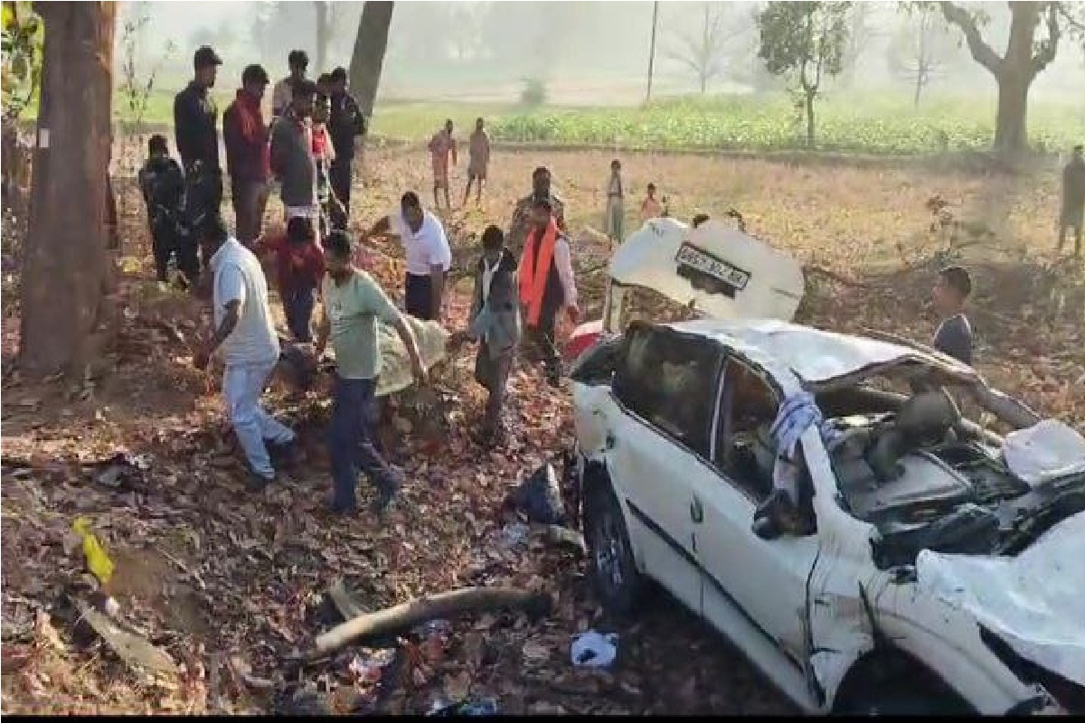 CG Accident News: महाकुंभ जा रहे श्रद्धालुओं की कार कोंडागांव में पलटी, हादसे
में 2 की मौत, 3 गंभीर, देखें Video…