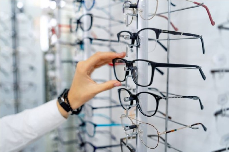 चश्मे की दुकान वाले बन गए डॉक्टर! झोंक रहे आंखों में धूल, जांच कर बांट रहे गलत नंबर के चश्मा..