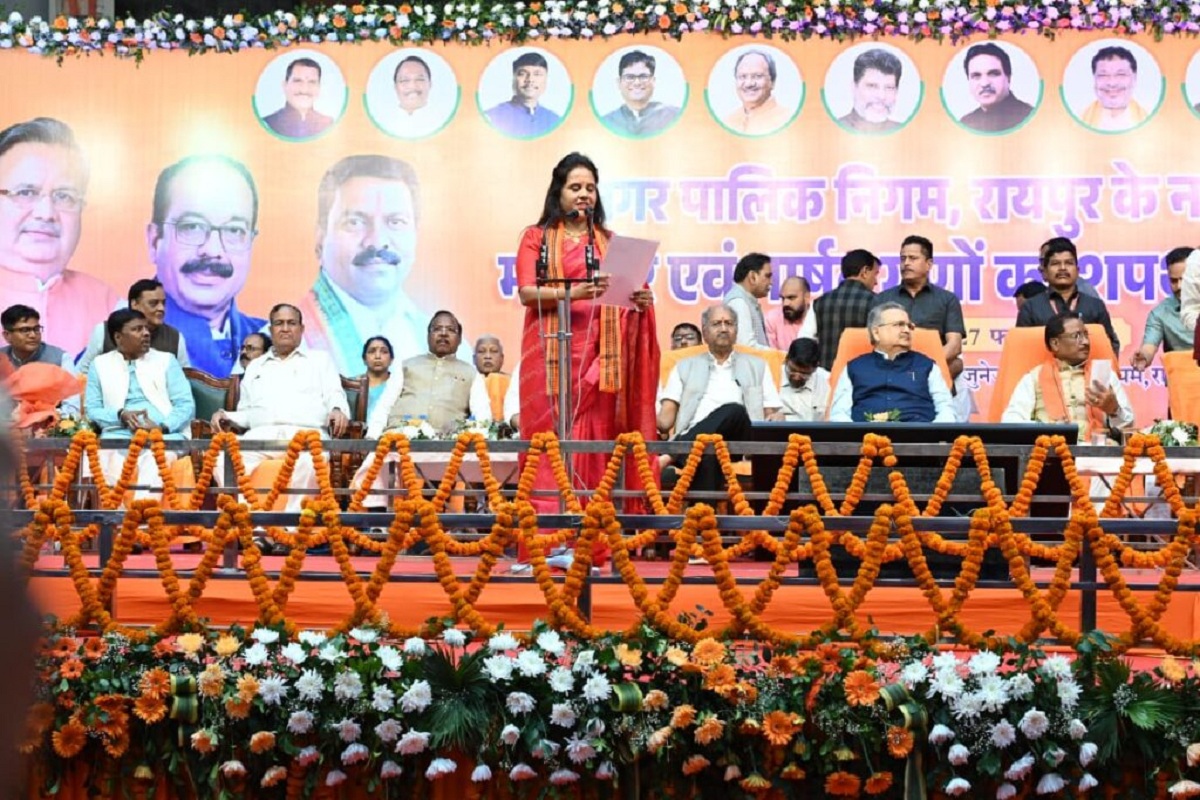 Raipur News: मीनल चौबे ने ली महापौर की शपथ, 70 पार्षद भी हुए शामिल, देखें तस्वीरें