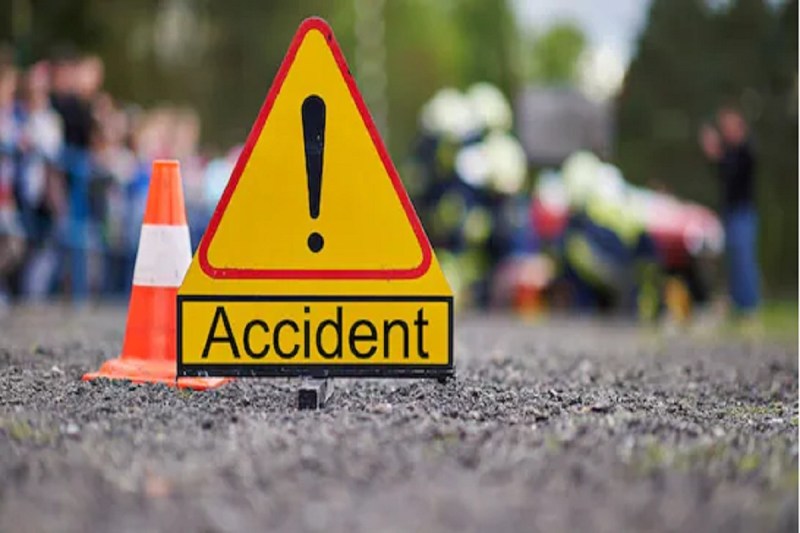 CG Accident: शादी का कार्ड बांटने जा रहे दो लोगों की मौत, ट्रैक्टर में जा घुसा मोटरसाइकिल