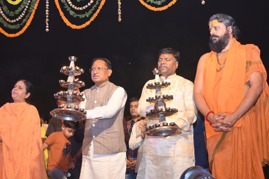 Rajim Kumbh 2025: राजिम में महाशिवरात्रि पर हुआ आखिरी शाही स्नान, शिवालयों में
गूंजा हर-हर महादेव …देखें Photo