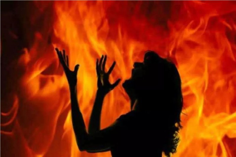 पति ने पत्नी को पेट्रोल डालकर जलाया! महिला की तड़प-तड़प गई जान, पुलिस बोली...