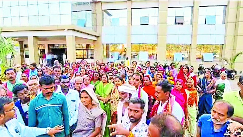 पिपरछेड़ी, सिवनी व परसोदा में कम वोट से हारे हुए प्रत्याशियों के समर्थक व ग्रामीण दोबारा मतगणना कराने की मांग को लेकर कलेक्ट्रेट पहुंचे।