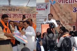 एमपी में किसानों का धरना प्रदर्शन खत्म, डिप्टी सीएम ने लिया आवेदनों से भरा झोला - image