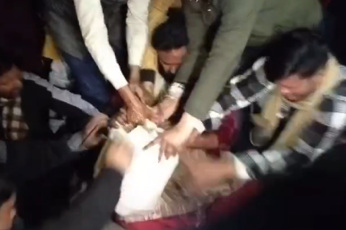 मेहंदीपुर बालाजी मंदिर के पुजारी ने की आत्मदाह करने की कोशिश, पुलिस पर गंभीर
आरोप