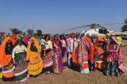 छोटे से गांव की यह शादी बनी चर्चा का विषय, हेलीकॉप्टर से दुल्हन को लेने पहुंचा
दूल्हा; दूल्हे के ताऊ की इच्छा हुई पूरी - image